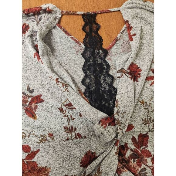 Maurices 2x Floral Twist Back V Neck Tee (R) - Picture 8 of 8